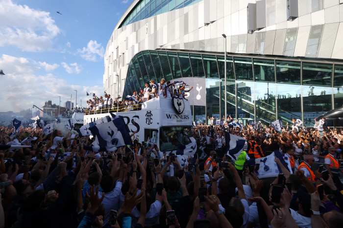 F LOVE U! Yu Gwan Legend Son Heung-min, fierce ♥ Confession Nice One Sonny singing, Tottenham Europa victory parade overflowing with romance