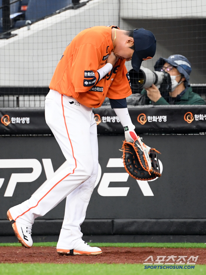 Hanwha was relieved…Chae Eun-sung, who was hit during defense and moved to the hospital, found simple bruising