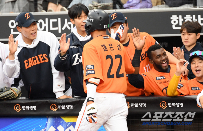 Hanwha was relieved…Chae Eun-sung, who was hit during defense and moved to the hospital, found simple bruising