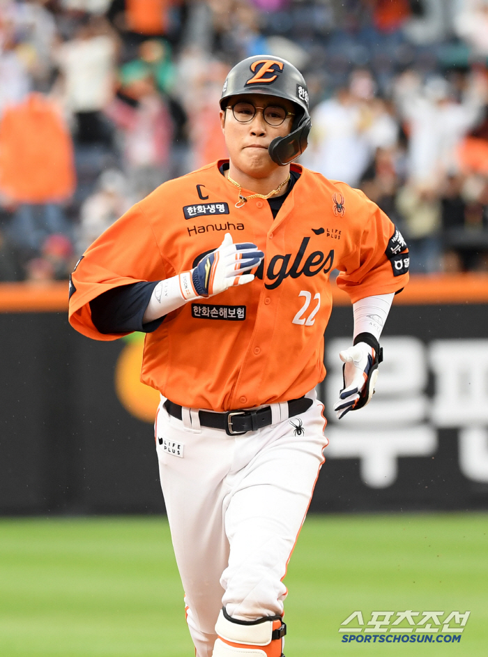 Hanwha was relieved…Chae Eun-sung, who was hit during defense and moved to the hospital, found simple bruising