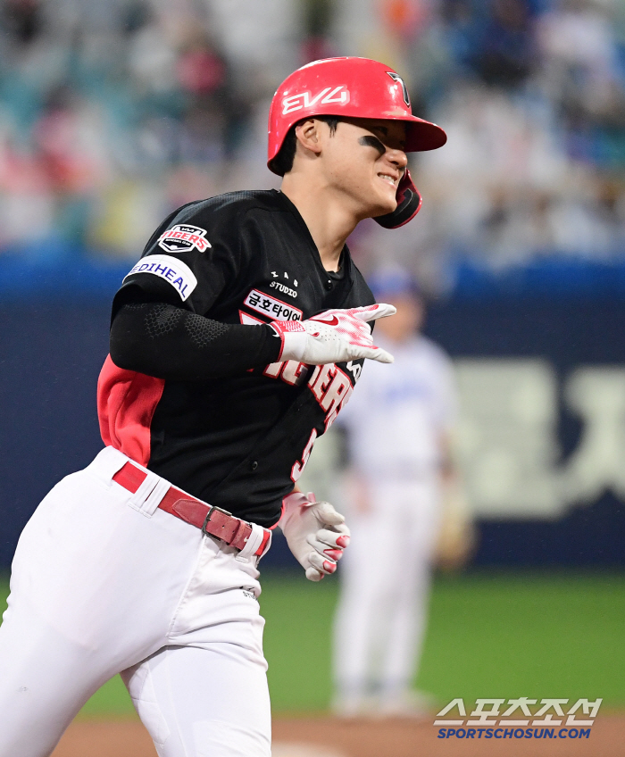 Kim Do-young scored four points in the eighth inning of the over-the-counter shooting, and Samsung won 8-4...Kia's 7th place drop 