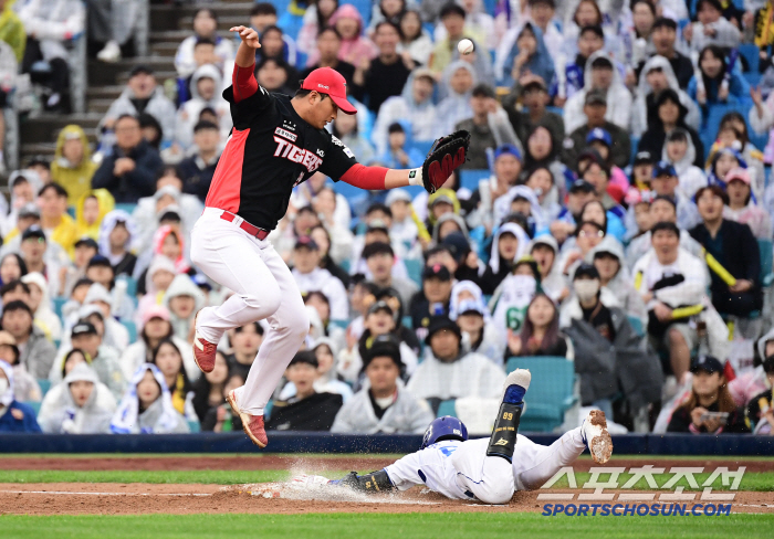Kim Do-young scored four points in the eighth inning of the over-the-counter shooting, and Samsung won 8-4...Kia's 7th place drop 