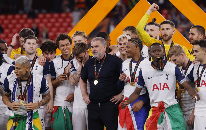 Laughing Goodbye to the BBC! Seventeen years of no military escape didn't save himSon Heung-min won the title and replaced him → Discussion on the next coach begins