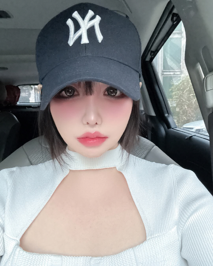 Park Bom Flaunts Unfiltered Beauty Ahead of 2NE1 Reunion