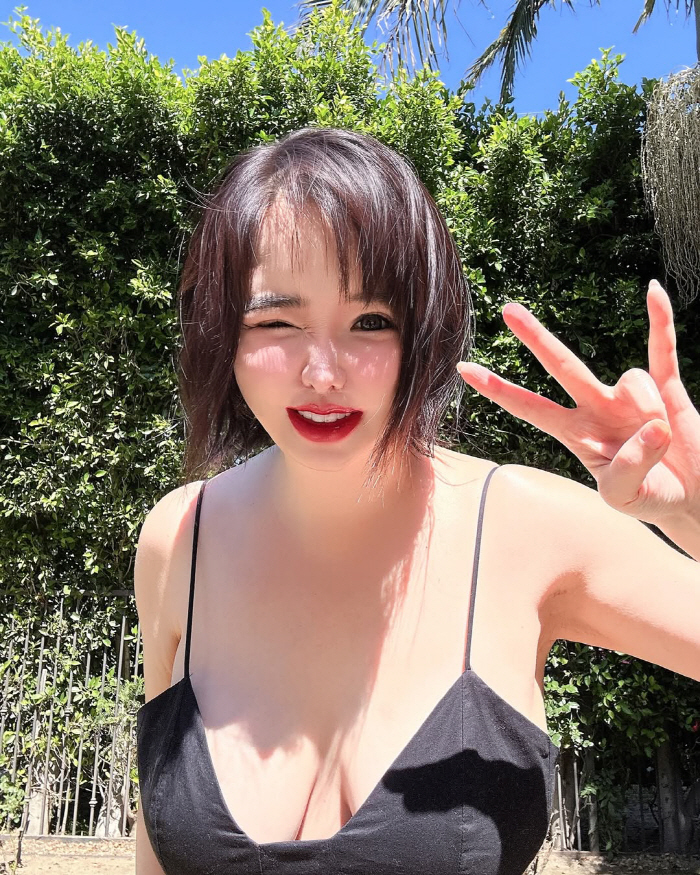 Park Bom Flaunts Unfiltered Beauty Ahead of 2NE1 Reunion