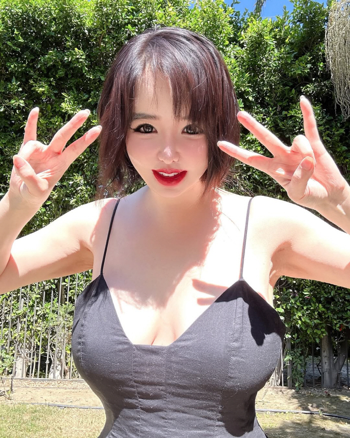Park Bom Flaunts Unfiltered Beauty Ahead of 2NE1 Reunion