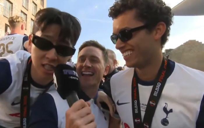 Sonny's Laughing Full-Boot Bus Parade Son Heung-min, I've never seen anything like this before in my life!Dance wearing sunglasses  disturbance after a peer interview