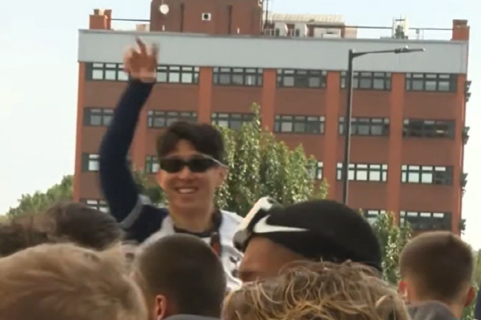 Sonny's Laughing Full-Boot Bus Parade Son Heung-min, I've never seen anything like this before in my life!Dance wearing sunglasses  disturbance after a peer interview