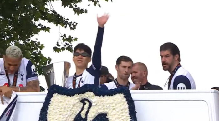 Sonny's Laughing Full-Boot Bus Parade Son Heung-min, I've never seen anything like this before in my life!Dance wearing sunglasses  disturbance after a peer interview
