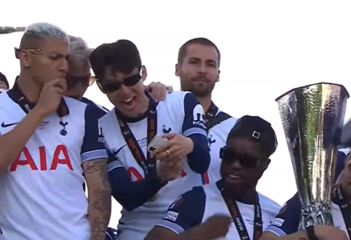 Sonny's Laughing Full-Boot Bus Parade Son Heung-min, I've never seen anything like this before in my life!Dance wearing sunglasses  disturbance after a peer interview