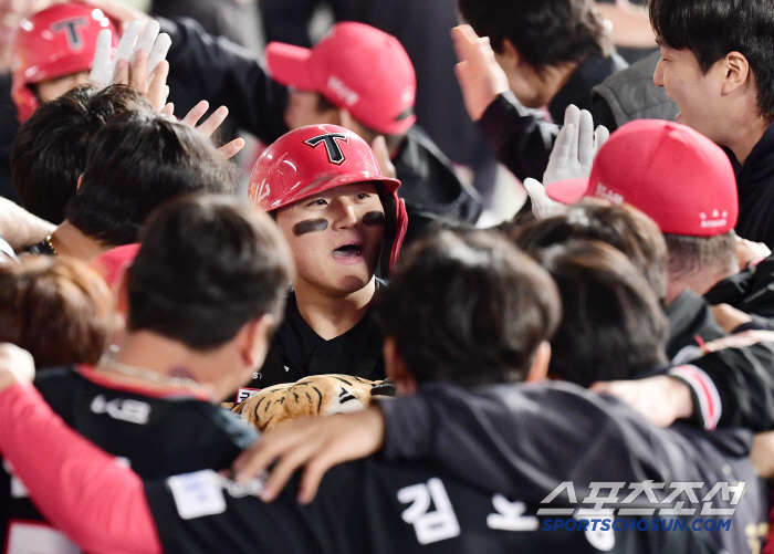 Superstar Solver MVP Presence Kim Do-young, 5 hits in 10 at-bats (two home runs) and 4 RBIs during KIA's 2nd consecutive win (Daegu site)