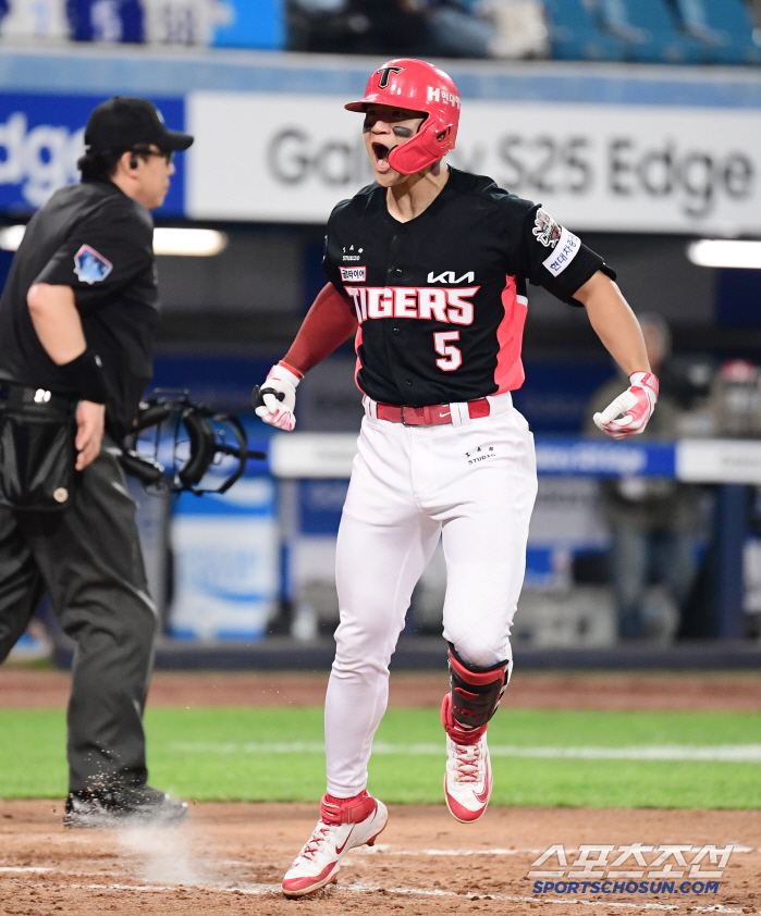 Superstar Solver MVP Presence Kim Do-young, 5 hits in 10 at-bats (two home runs) and 4 RBIs during KIA's 2nd consecutive win (Daegu site)