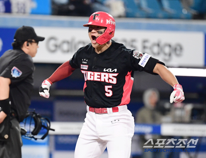 Superstar Solver MVP Presence Kim Do-young, 5 hits in 10 at-bats (two home runs) and 4 RBIs during KIA's 2nd consecutive win (Daegu site)