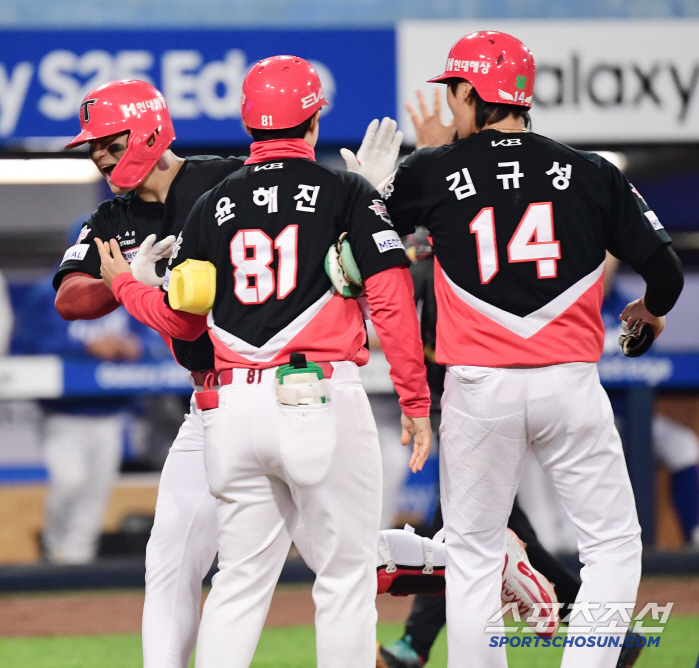 Superstar Solver MVP Presence Kim Do-young, 5 hits in 10 at-bats (two home runs) and 4 RBIs during KIA's 2nd consecutive win (Daegu site)