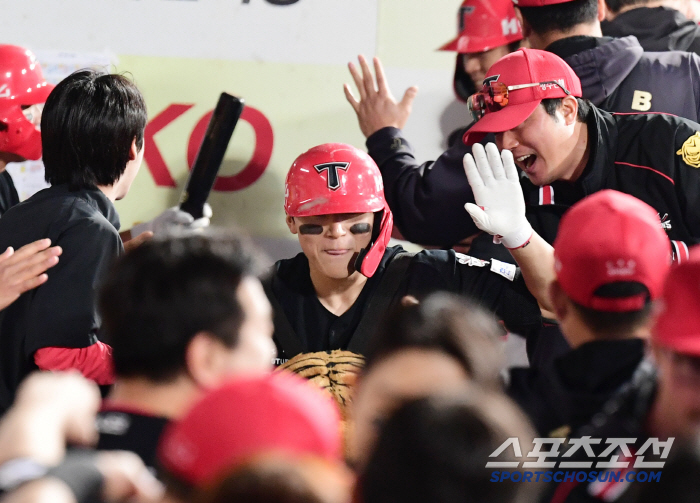 Superstar Solver MVP Presence Kim Do-young, 5 hits in 10 at-bats (two home runs) and 4 RBIs during KIA's 2nd consecutive win (Daegu site)