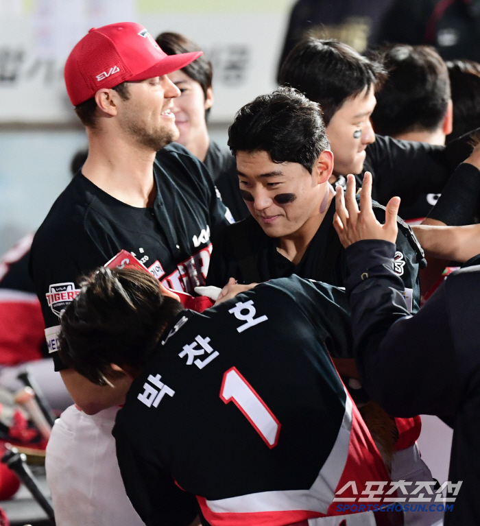 Superstar Solver MVP Presence Kim Do-young, 5 hits in 10 at-bats (two home runs) and 4 RBIs during KIA's 2nd consecutive win (Daegu site)