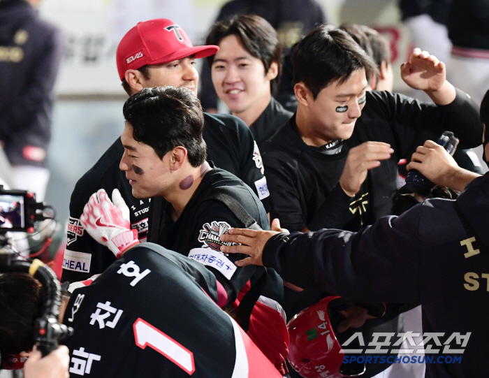 Superstar Solver MVP Presence Kim Do-young, 5 hits in 10 at-bats (two home runs) and 4 RBIs during KIA's 2nd consecutive win (Daegu site)