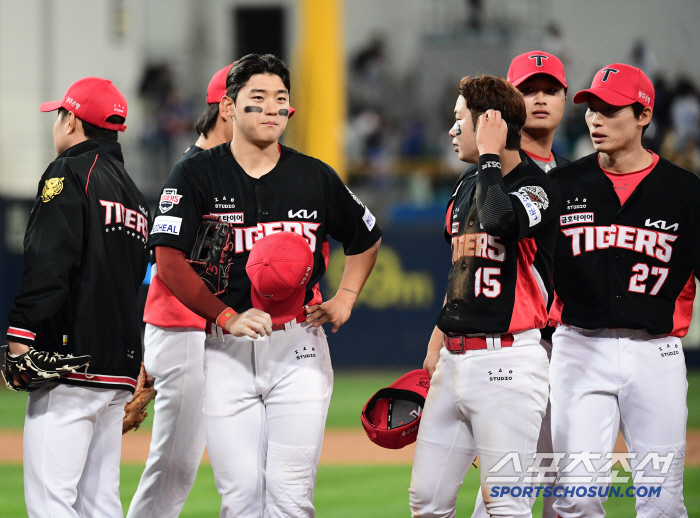 Superstar Solver MVP Presence Kim Do-young, 5 hits in 10 at-bats (two home runs) and 4 RBIs during KIA's 2nd consecutive win (Daegu site)