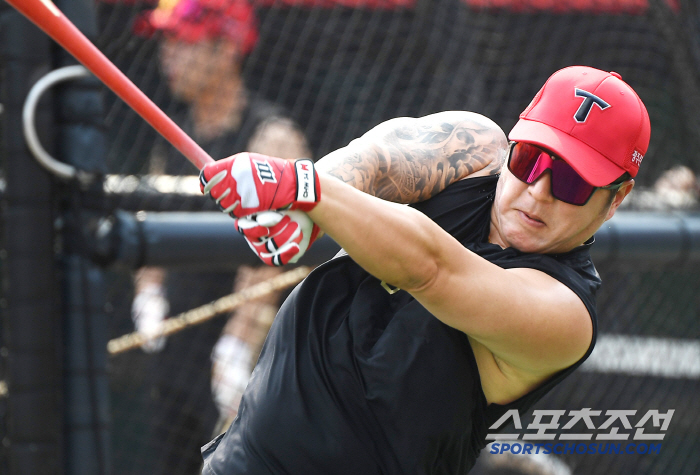 Will 3,000 hits really be possible in the new history of KBO at the age of 42, or will 2,500 hits prelude the legend of the milestone