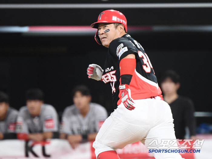 Will 3,000 hits really be possible in the new history of KBO at the age of 42, or will 2,500 hits prelude the legend of the milestone