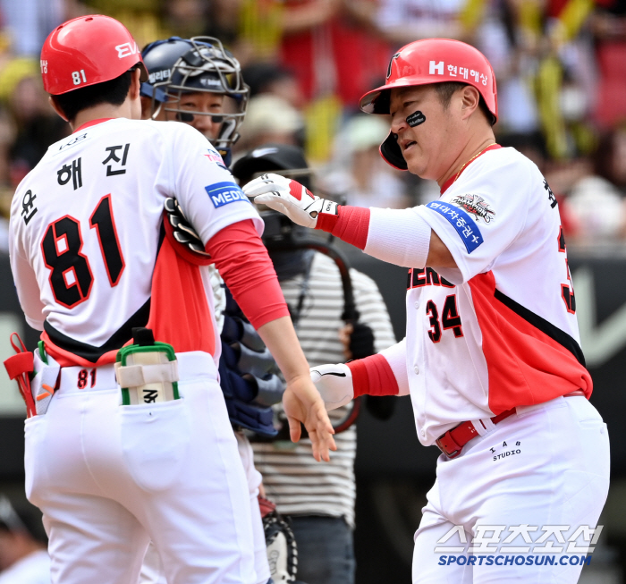 Will 3,000 hits really be possible in the new history of KBO at the age of 42, or will 2,500 hits prelude the legend of the milestone
