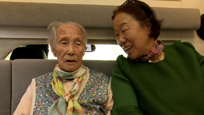 A 100-year-old mother with three sons, but life continues