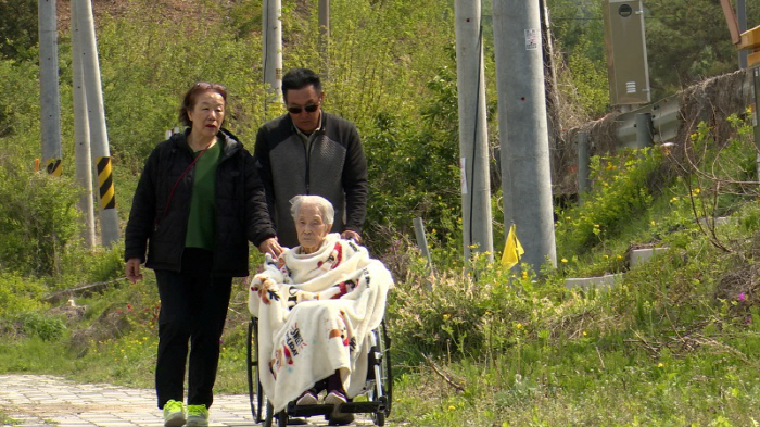 A 100-year-old mother with three sons, but life continues