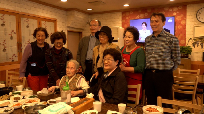 A 100-year-old mother with three sons, but life continues