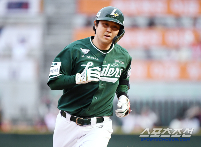 Choi Jeong, who hit a home run because he was nervous, is excluded today's starter. Song Young-jin, scheduled for call-up, was canceled due to inconvenience in stopping. 