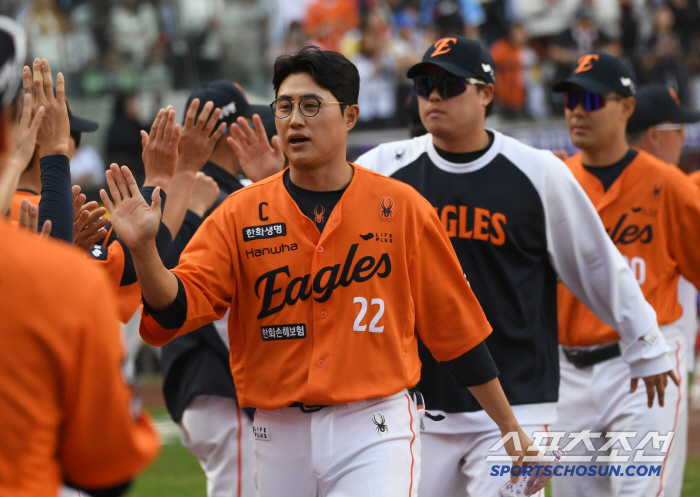 Didn't you pass me?A walk-off walk in the 10th inning of overtime, what happened to Lotte Hanwha and Daejeon suddenly facing each other?