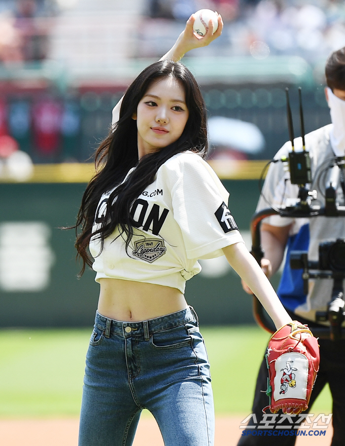 The first-ever four girl group members threw the ballpark at the same time, girl group Kiki (KiiiKiii), Sui, Isol, and Kiya at the same time 