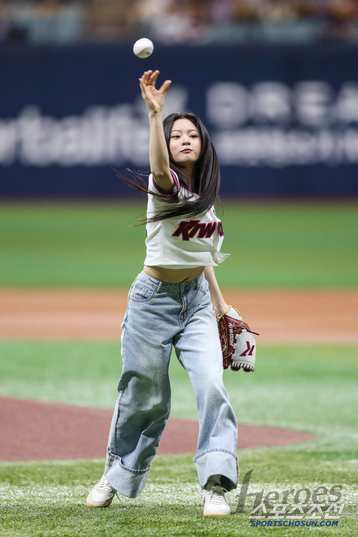 The first-ever four girl group members threw the ballpark at the same time, girl group Kiki (KiiiKiii), Sui, Isol, and Kiya at the same time 