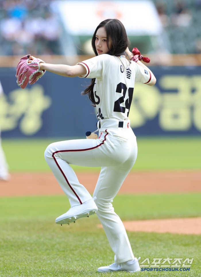 The first-ever four girl group members threw the ballpark at the same time, girl group Kiki (KiiiKiii), Sui, Isol, and Kiya at the same time 