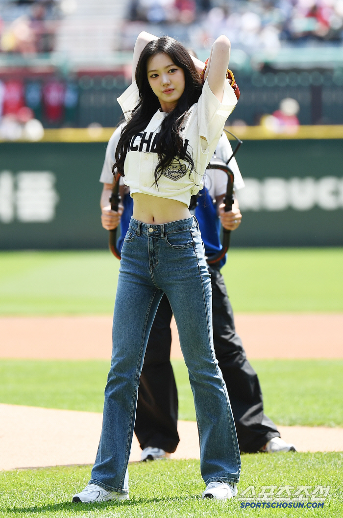 The first-ever four girl group members threw the ballpark at the same time, girl group Kiki (KiiiKiii), Sui, Isol, and Kiya at the same time 