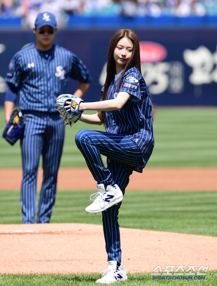 The first-ever four girl group members threw the ballpark at the same time, girl group Kiki (KiiiKiii), Sui, Isol, and Kiya at the same time 