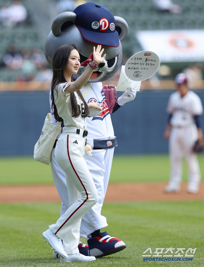 The first-ever four girl group members threw the ballpark at the same time, girl group Kiki (KiiiKiii), Sui, Isol, and Kiya at the same time 