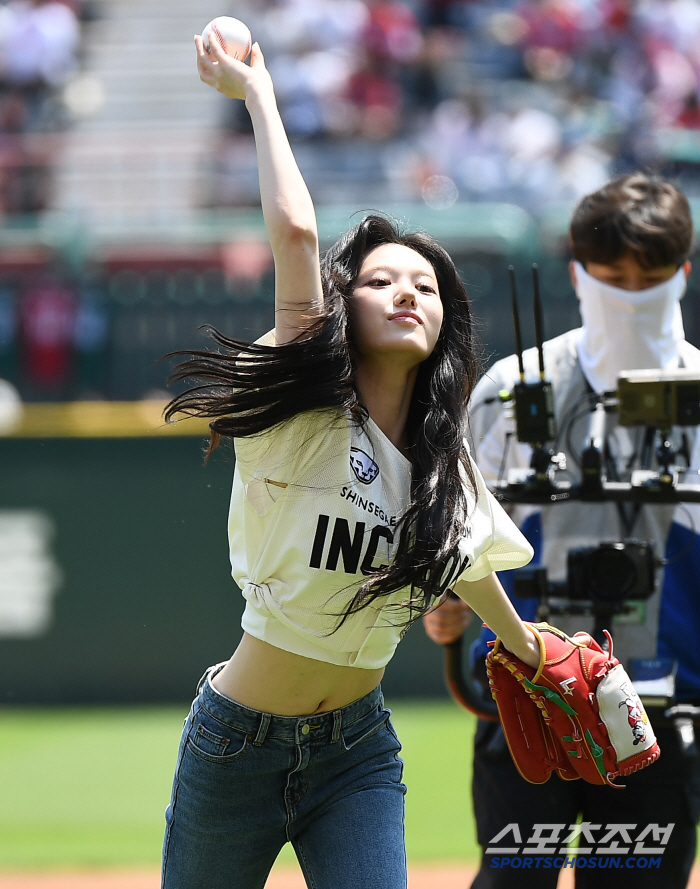 The first-ever four girl group members threw the ballpark at the same time, girl group Kiki (KiiiKiii), Sui, Isol, and Kiya at the same time 