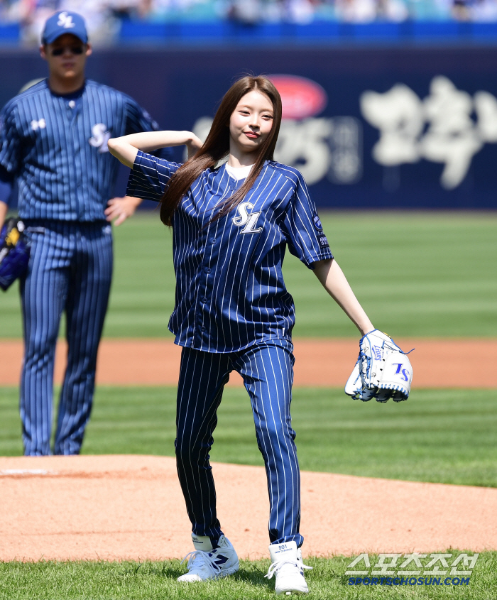 The first-ever four girl group members threw the ballpark at the same time, girl group Kiki (KiiiKiii), Sui, Isol, and Kiya at the same time 