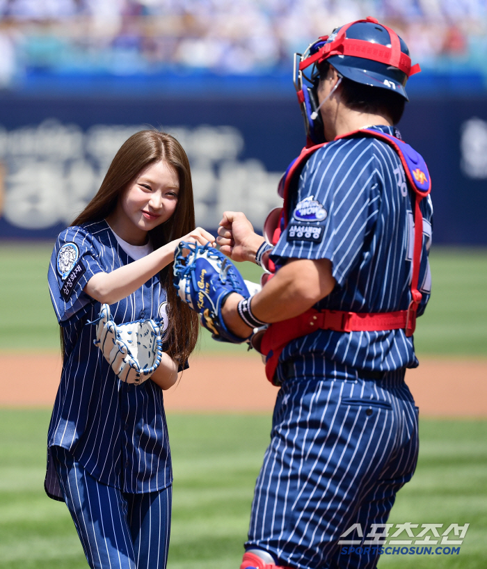 The first-ever four girl group members threw the ballpark at the same time, girl group Kiki (KiiiKiii), Sui, Isol, and Kiya at the same time 