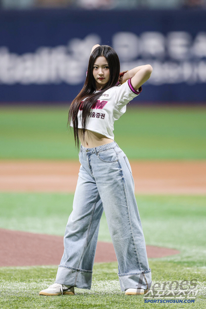 The first-ever four girl group members threw the ballpark at the same time, girl group Kiki (KiiiKiii), Sui, Isol, and Kiya at the same time 
