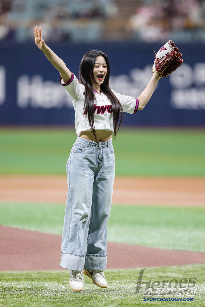 The first-ever four girl group members threw the ballpark at the same time, girl group Kiki (KiiiKiii), Sui, Isol, and Kiya at the same time 