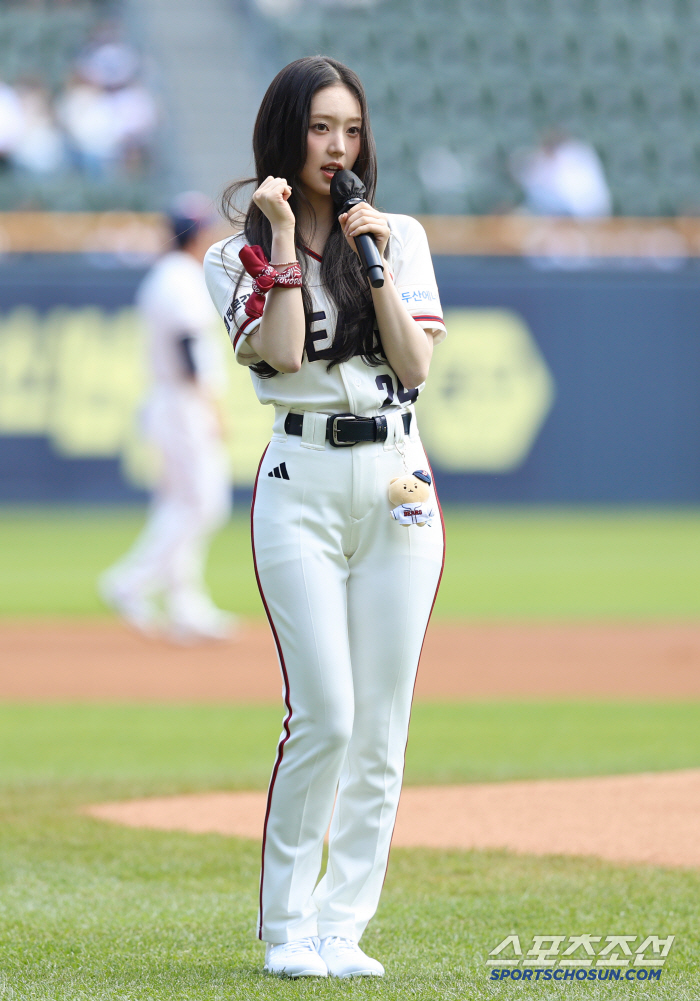 The first-ever four girl group members threw the ballpark at the same time, girl group Kiki (KiiiKiii), Sui, Isol, and Kiya at the same time 