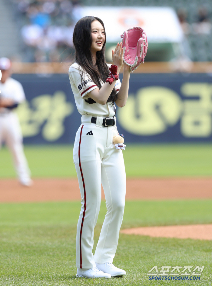 The first-ever four girl group members threw the ballpark at the same time, girl group Kiki (KiiiKiii), Sui, Isol, and Kiya at the same time 
