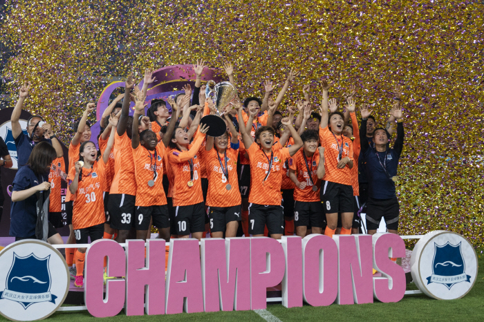For the first time in history, both men and women have won the Champions League, and Chinese soccer is self-praised...Kim Hye-ri's Wuhan Secures 1.7 Billion Prizes With Miracle Win