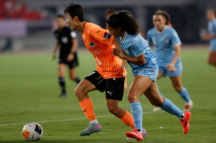For the first time in history, both men and women have won the Champions League, and Chinese soccer is self-praised...Kim Hye-ri's Wuhan Secures 1.7 Billion Prizes With Miracle Win