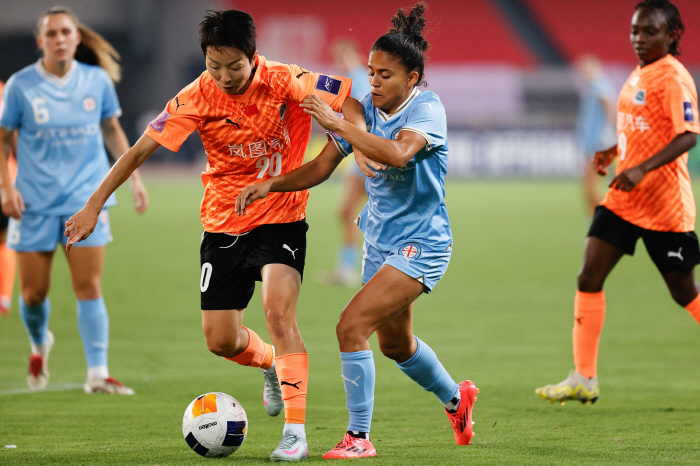 For the first time in history, both men and women have won the Champions League, and Chinese soccer is self-praised...Kim Hye-ri's Wuhan Secures 1.7 Billion Prizes With Miracle Win