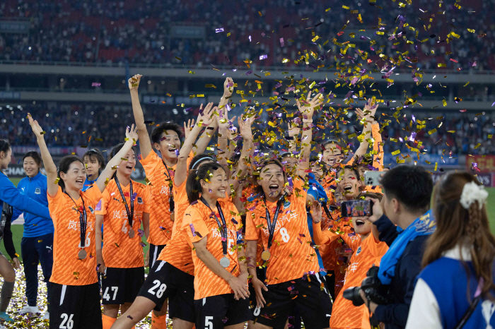 For the first time in history, both men and women have won the Champions League, and Chinese soccer is self-praised...Kim Hye-ri's Wuhan Secures 1.7 Billion Prizes With Miracle Win