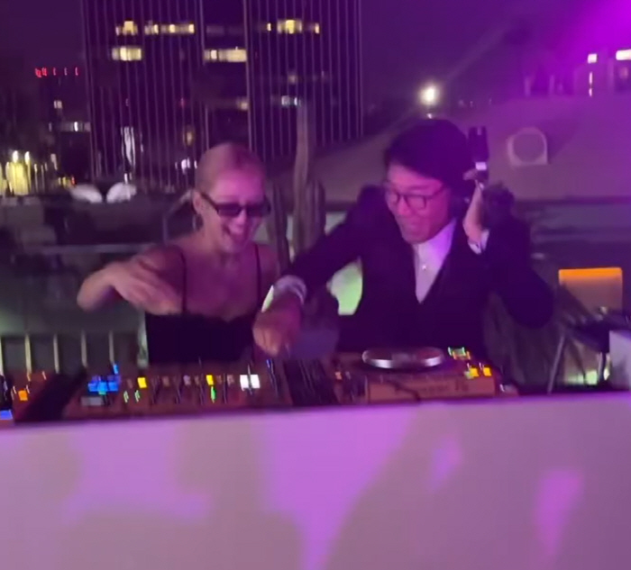 Hyoyeon Rocks Hollywood DJ Booth with Lee Soo-man
