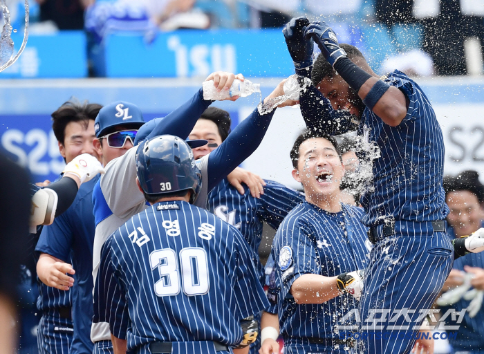 He was on the verge of being kicked out, but after the manager's interview, he ranked first in the OPS 1.175 home run king, what the hell happened