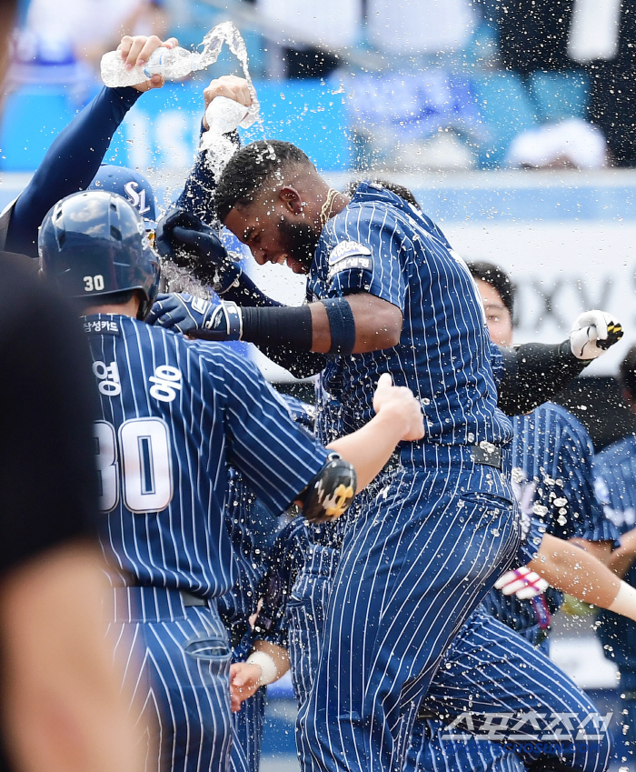 He was on the verge of being kicked out, but after the manager's interview, he ranked first in the OPS 1.175 home run king, what the hell happened